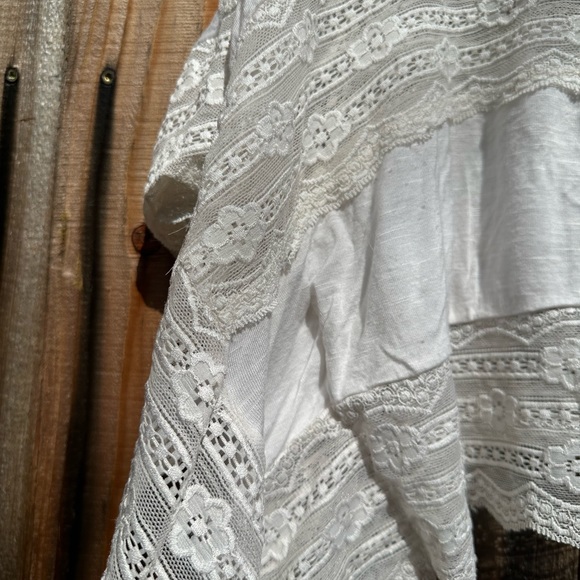 Sheer, lace crop-top.
SIZE: S
COLOR: White
BRAND: Kirra - Picture 6 of 8